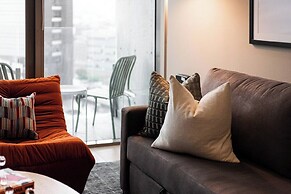 Modern Apts w Pool & Mountain View