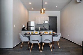 Modern Apts w Pool & Mountain View