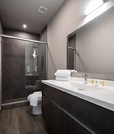 Modern Apts w Pool & Mountain View