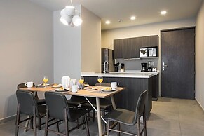 Modern Apts w Pool & Mountain View