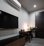 Modern Apts w Pool & Mountain View