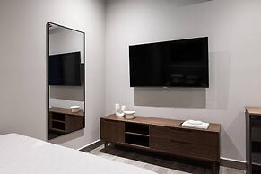 Modern Apts w Pool & Mountain View