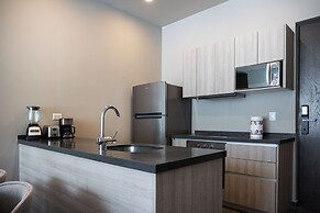 Modern Apts w Pool & Mountain View