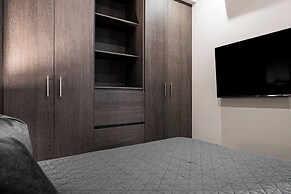 Modern Apts w Pool & Mountain View