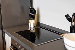 Modern Apts w Pool & Mountain View