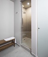 Modern Apts w Pool & Mountain View