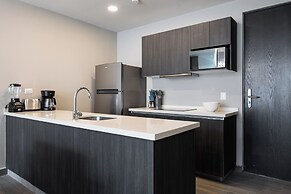 Modern Apts w Pool & Mountain View