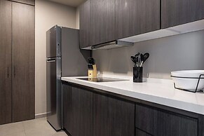 Modern Apts w Pool & Mountain View