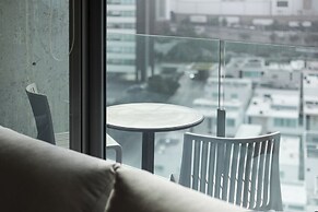 Modern Apts w Pool & Mountain View