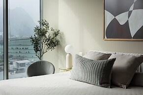 Modern Apts w Pool & Mountain View