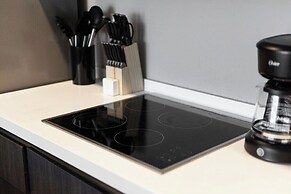 Modern Apts w Pool & Mountain View