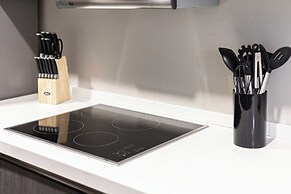 Modern Apts w Pool & Mountain View