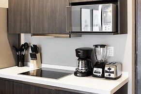 Modern Apts w Pool & Mountain View