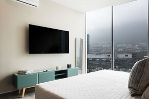 Modern Apts w Pool & Mountain View