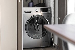 Modern Apts w Pool & Mountain View