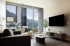 Modern Apts w Pool & Mountain View