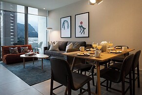 Modern Apts w Pool & Mountain View