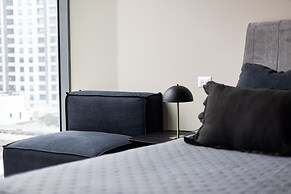 Modern Apts w Pool & Mountain View