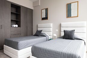 Modern Apts w Pool & Mountain View