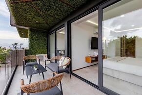 Ocean view Rooftop Studios with Pool