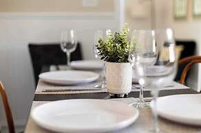 Casa Leslieville - 2BR Suite w LRG Patio