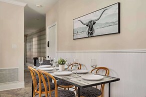 Casa Leslieville - 2BR Suite w LRG Patio