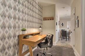 Casa Leslieville - 2BR Suite w LRG Patio