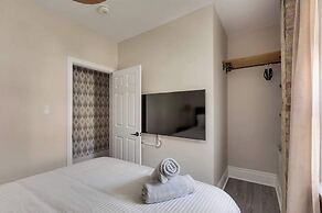 Casa Leslieville - 2BR Suite w LRG Patio