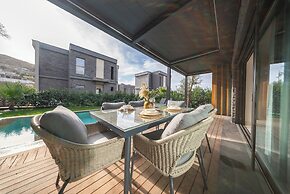 Luxurious Villa Retreat With Private Swimming Pool