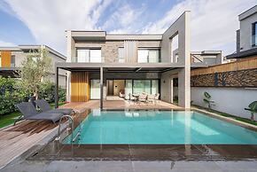 Luxurious Villa Retreat With Private Swimming Pool