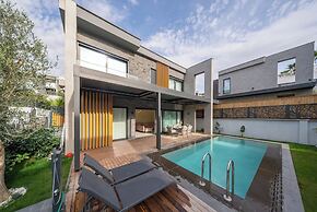 Luxurious Villa Retreat With Private Swimming Pool