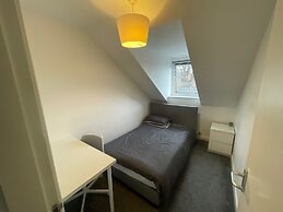 Stylish Two Bedroom Apartment in Leeds