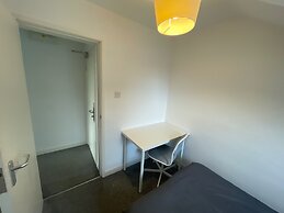 Stylish Two Bedroom Apartment in Leeds
