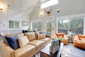 Pet-friendly Riverfront Cabin w/ Hot Tub