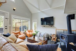 Pet-friendly Riverfront Cabin w/ Hot Tub