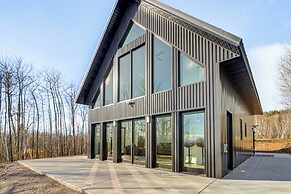 2 Mi to Lutsen Mtns: Modern Cabin w/ Fire Pit!