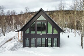 2 Mi to Lutsen Mtns: Modern Cabin w/ Fire Pit!
