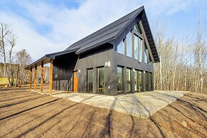 2 Mi to Lutsen Mtns: Modern Cabin w/ Fire Pit!