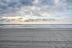 Walk to Beach: Top-floor Condo in Murrells Inlet