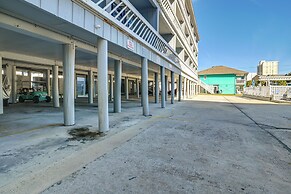 Walk to Beach: Top-floor Condo in Murrells Inlet