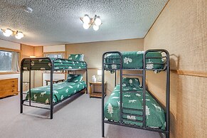 < 1 Mi to Kenai River: Spacious Cabin w/ Deck!