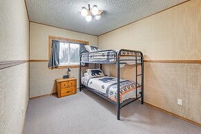 < 1 Mi to Kenai River: Spacious Cabin w/ Deck!