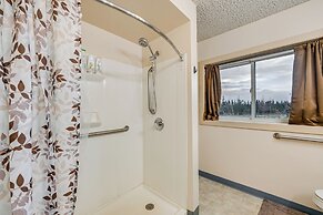 < 1 Mi to Kenai River: Spacious Cabin w/ Deck!