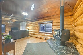 < 1 Mi to Kenai River: Spacious Cabin w/ Deck!