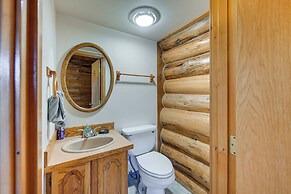 < 1 Mi to Kenai River: Spacious Cabin w/ Deck!