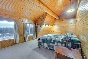 < 1 Mi to Kenai River: Spacious Cabin w/ Deck!