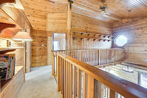 < 1 Mi to Kenai River: Spacious Cabin w/ Deck!