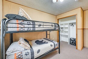 < 1 Mi to Kenai River: Spacious Cabin w/ Deck!