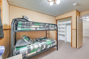 < 1 Mi to Kenai River: Spacious Cabin w/ Deck!