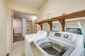 < 1 Mi to Kenai River: Spacious Cabin w/ Deck!